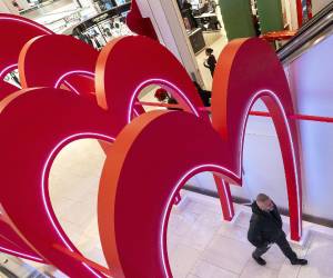 El origen de esta celebración del amor queda situado en la fiesta romana de las lupercales. Entre el 13 y el 15 de febrero se celebraba en la Antigua Roma una fiesta extraña, salvaje y telúrica, cuyos orígenes se pierden en la noche de los tiempos y en la que sus practicantes seguían la costumbre que habían heredado de sus ancestros durante decenas de generaciones.