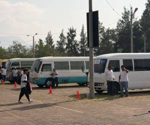 Varias unidades de una de las empresa contratadas para dar el servicio a los universitarios paralizó sus unidades debido a la falta de pago.