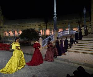 Las modelos presentan las creaciones de alta costura durante el desfile de moda de Dior en la Plaza de España de Sevilla.