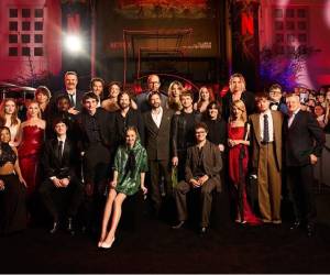 La esperada premiere de Stranger Things 5 reunió nuevamente al elenco que ha acompañado a los fanáticos durante casi una década. La alfombra roja se convirtió en un reencuentro emotivo para quienes han crecido junto a la serie. Estos son los artistas que se dieron cita en el evento.