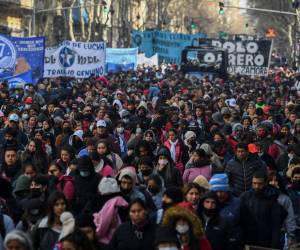 Miles de personas marcharon en señal de protesta, exigiendo al gobierno de Argentina, que los ayuden a controlar los efectos por la inflación.