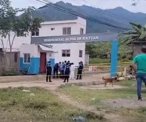 Agentes de la Dirección Policial de Investigaciones (DPI) realizan las indagaciones del caso en la zona donde se registró la muerte violenta.