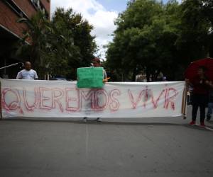 Los pacientes no quieren que los transfieran al Hospital Escuela, ya que ahí no se cuenta con la capacidad suficiente para atender a tantas personas, además de que sería un riesgo para su salud.