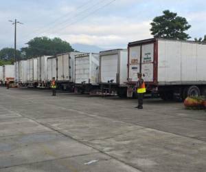 Los furgones con el material llegaron la mañana de este lunes al Estadio Olímpico de San Pedro Sula.