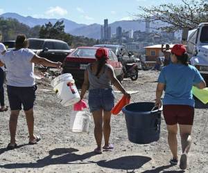 Tegucigalpa distribuye unos 90.000 metros cúbicos de agua al día mediante una red pública que cubre cerca del 72 % de la población.