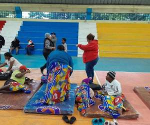 Muchas familias se han visto obligadas a abandonar sus viviendas y resguardarse en los diferentes albergues habilitados por las autoridades de emergencia.