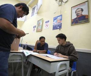 La ONPE preveía tener el 60 % de votos escrutados de cara a la medianoche, pero eso ya no se cumplirá al haberse ampliado una hora más la jornada de votación.