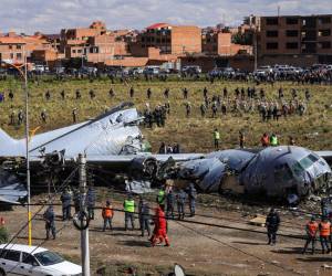Familiares despidieron este domingo a las personas que fallecieron en el accidente de un avión militar de carga, ocurrido el viernes al intentar aterrizar en el aeropuerto internacional de El Alto, la segunda ciudad más poblada de Bolivia.