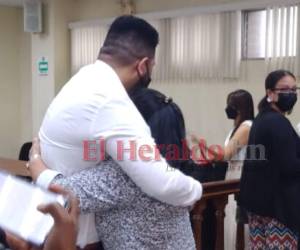 Momento en que Kevin abraza a su madre dentro de la sala II del Tribunal de Sentencias.