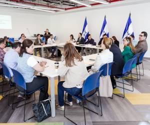 Por tres horas se mantuvieron reunidos los representantes de la comitiva del salario mínimo 2026, sin embargo, los delegados de las centrales obreras tildaron de ser un insulto la contrapropuesta hecha por el sector empleador.