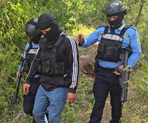 El joven mecánico automotriz al ser liberado por elementos de la Unidad Nacional Antisecuestros (UNAS).