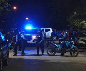 Los tres cuerpos fueron encontrados en el patio de una casa donde las víctimas se encontraban departiendo cuando fueron atacadas a disparos.
