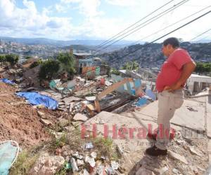 Así de destruida está la zona donde se presentó la falla en la colonia Guillén, varias casas fueron destruidas por completo. El lugar fue declarado como zona de desastre. Las familias son evacuadas.