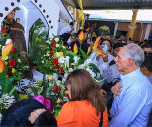El presidente de la República Nasry Asfura, compartió con centenares de feligreses la celebración religiosa en honor a San Antonio de Padua, santo patrón del municipio de Langue, Valle.