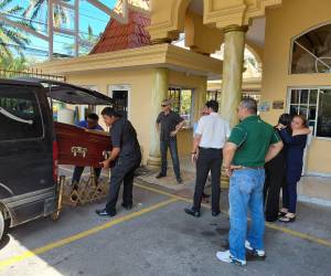 Familiares y amigos dan el último adiós a la ingeniera Lilian Padilla Martínez en La Ceiba.
