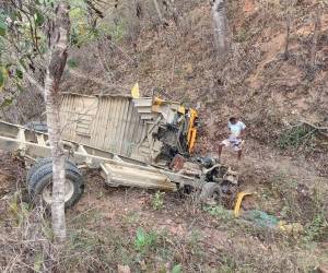 Bus cae a hondonada en Teupasenti y deja varios heridos.