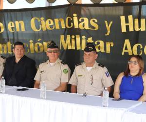 Autoridades de la Secretaría de Educación y de las Fuerzas Armadas durante el lanzamiento oficial del primer bachillerato con orientación militar acelerado.