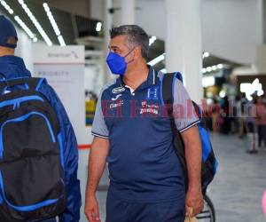 Antes de abordar el avión que los trasladaría al Caribe, Diego Vázquez, entrenador de la bicolor nacional, habló con los pocos medios que estaban presentes en la salida.