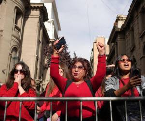 Simpatizantes de la candidata a la Presidencia de Chile por el partido Unidad por Chile, Jeannette Jara, reaccionan durante la segunda vuelta presidencial en Chile este domingo, en Santiago (Chile)