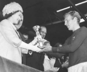 La reina Isabel II fue participe del mejor momento de Inglaterra en Mundiales al entregar la copa Jules Rimet al capitán Bobby Moore cuando los Tres Leones se consagraron campeones del mundo en 1966.