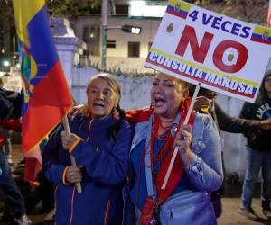 Simpatizantes del Movimiento Revolución Ciudadana celebran el triunfo del 'No' en el referéndum este domingo, en Quito.