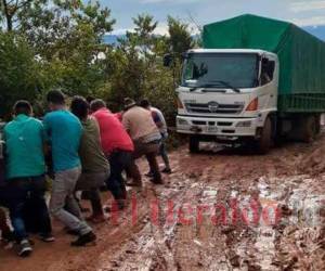 En la zona occidental del país, los pobladores viven una odisea por el pésimo estado en que se encuentran las carreteras.