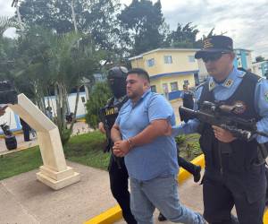 Sergio Espinoza, apodado El Gordo, cuando era ingresado a la sede de la Dirección Policial de Investigaciones (DPI), en la capital.