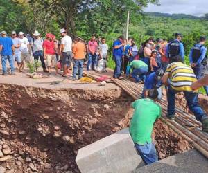 Pobladores demandan a las autoridades una pronta reparación de la estructura que sucumbió a causa de las fuertes lluvias que afectan al noroccidente del país.