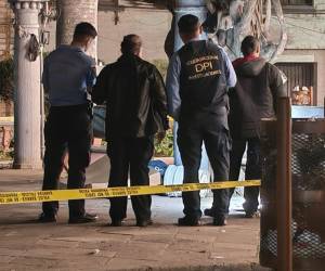 El cadáver del hombre quedó tendido en medio del parque.