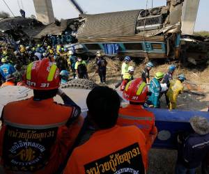 Al menos 32 personas murieron y más de 60 resultaron heridas este miércoles 14 de enero en Tailandia, después de que una grúa cayera sobre un tren de pasajeros que cubría una ruta entre Bangkok y el noreste del país. Los equipos de rescate dijeron que más de cinco personas podrían permanecer atrapadas en vagones volcados.