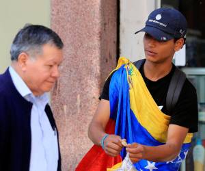 Las posturas entre migrantes venezolanos varados en Honduras están divididas. Mientras algunos, con intención de regresar a su país, respaldan la captura de Nicolás Maduro por parte de Estados Unidos, otros —en ruta hacia México— condenan el hecho y lo califican como un “secuestro”.