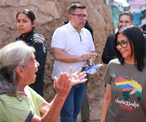 La moneda legal de Venezuela es el bolívar, pero el dólar estadounidense -y en ocasiones, el euro- se utilizan como referencia para fijar precios de bienes y servicios.