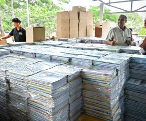 Con la entrega de los libros de texto se beneficiarán más de 2,000 estudiantes de tres municipios del departamento de Lempira.