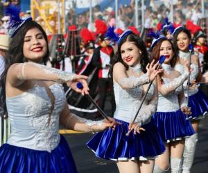 Con sus elegantes atuendos, energía y entusiasmo, las estudiantes hicieron su recorrido ante la mirada de los asistentes que disfrutaron de la jornada cívica en el Estadio Nacional Chelato Uclés.