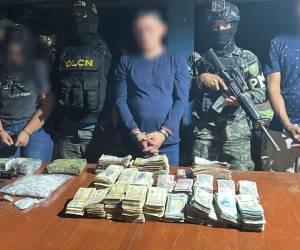 Los tres detenidos en el barrio La Trinidad de Catacamas, fueron fuertemente custodiados por efectivos militares y de la DLCN.