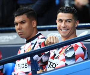 Cristiano Ronaldo, en compañía de Casemiro, vio desde el banquillo como su equipo cayó humillado ante el Manchester City.