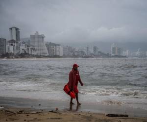 Ante la proximidad del fenómeno meteorológico, las autoridades mexicanas, en coordinación con el NHC mantienen una zona de vigilancia por posibles vientos de huracán desde Punta San Telmo, en Michoacán, hasta Punta Mita, en Nayarit.