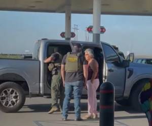 El hecho ocurrió un día después de que autoridades federales informaran que ICE había ordenado suspender la mayoría de las detenciones durante revisiones vehiculares en el país.