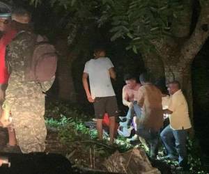 Vecinos de la zona ayudaron a trasladar a la pareja pero la mujer, Marta Elizabeth Colindres, perdió la vida por las lesiones graves.