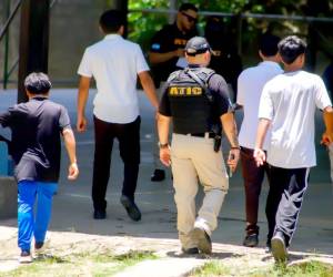 Desde tempranas horas, equipos de la Fiscalía de la Niñez y Adolescencia llegaron al refugio para realizar inspecciones como respuesta a denuncias sobre irregularidades.