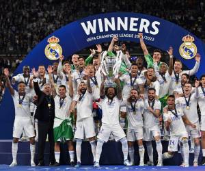 Fanáticos del Real Madrid esperan que su equipo se corone campeón.