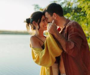 Las investigaciones del Instituto Gottman recuerdan el poder de los gestos cotidianos con una máxima contundente: Small things often; es decir, pequeños actos de reconocimiento y aprecio que edifican un cimiento más sólido que los gestos grandiosos.