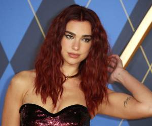 Dua Lipa, a la que es habitual ver con un libro bajo el brazo, ha fundado un club de lectura virtual llamado Service95 Book Club.