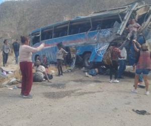 El autobús, con mayoría de migrantes, se accidentó en la carretera que conecta a Puebla y Oaxaca. Algunos tuvieron que ser rescatados de entre los amasijos de hierro.