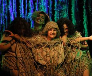 La gesta masculina por excelencia, contada desde la voz de las mujeres, narra el dolor más allá del heroísmo.