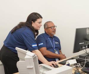 Los oficiales del Instituto Nacional de Migración (INM), son las personas autorizadas para tramitar y emitir pasaportes en los tres aeropuertos de Honduras en caso de emergencia.