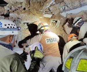 Momento en que el cuerpo de Karen Girón era rescatado de entre los escombros, entre hierros retorcidos, columnas quebradas y metros de tierra y rocas.