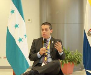 El rector de la UNAH, Odir Fernández, ofreció el transporte del alma mater para el traslado de material electoral.