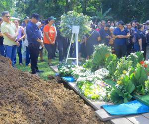 Al abogado René Altamirano le dieron el ultimo adiós ayer a eso de las 10:30 de la mañana con globos blancos, aplausos y arengas como “René vive la lucha sigue”.