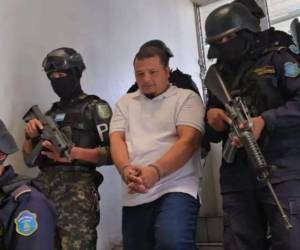 Velásquez es acusado por los delitos de lavado de activos, asociación para delinquir, tenencia ilegal de armas de fuego y desobediencia.